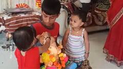 बाप्पाचा पा घेऊन चिमुकल्यांनी दिला निरोप; कुटुंबीयही झाले भावूक, पाहा Photos