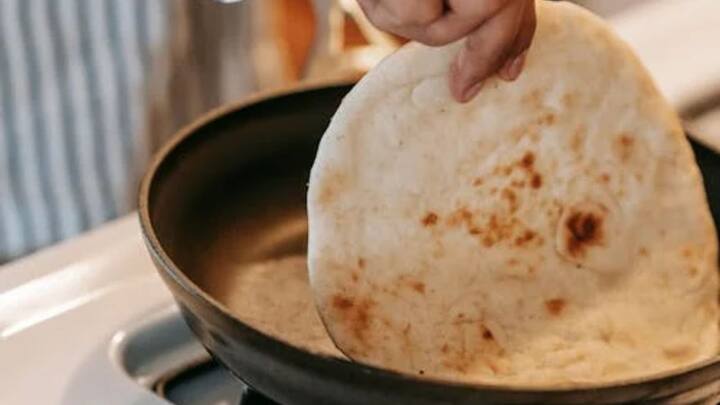 রুটি করার ১২ থেকে ১৫ ঘণ্টা পর তা খেলে অনেক বেশি পুষ্টি উপাদান শরীরে প্রবেশ করে। পাশাপাশি রক্তে শর্করার পরিমাণ নিয়ন্ত্রণ করতে পারে বাসি রুটি।