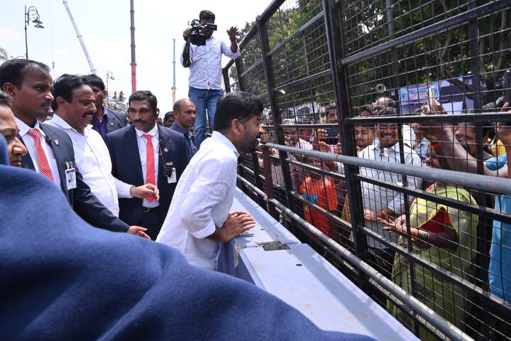 ట్యాంక్‌బండ్ వద్ద నిమజ్జన ప్రదేశాలను రేవంత్ రెడ్డి పరిశీలించారు. నిమజ్జన ప్రక్రియ ముగిసే వరకు అన్ని శాఖల అధికారులు సమన్వయంతో పని చేయాలని చెప్పారు.