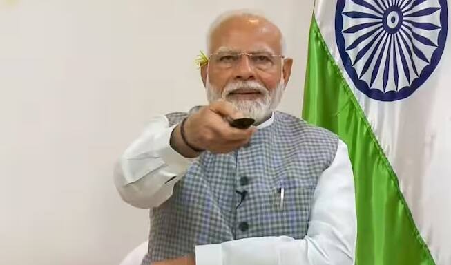નવી દિલ્હીમાં G-20 સમિટમાં વડાપ્રધાન નરેન્દ્ર મોદીની સામે મૂકવામાં આવેલા દેશના નામના કાર્ડ પર 'ભારત' લખવામાં આવ્યું હતું. સમગ્ર સમિટ દરમિયાન વડાપ્રધાન મોદીને 'ભારત'નું પ્રતિનિધિત્વ કરતા નેતા તરીકે ઓળખવામાં આવી હતી. પીએમ મોદીની આ તસવીર સોશિયલ મીડિયા પર આકર્ષણનું કેન્દ્ર બની રહી હતી. આ દરમિયાન પીએમ મોદીએ કહ્યું હતું કે G-20નું ભારતનું પ્રમુખપદ દેશની અંદર અને બહાર દરેકની એકતાનું પ્રતીક બની ગયું છે. તે ભારતમાં લોકોનું G-20 બની ગયું છે અને દેશભરમાં 200 થી વધુ બેઠકો યોજાઈ હતી.