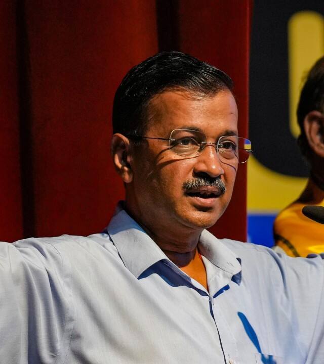 दिल्ली विधानसभा की वेबसाइट के अनुसार पूर्व मुख्यमंत्री को पूर्व विधायक के बराबर पेंशन दी जाती है. एक एमएलए को अपनी सदस्यता के प्रथम कार्यकाल के लिए हर महीने 15 हजार रुपए पेंशन मिलती है. अगर वह विधायक एक से ज्यादा बार विधायक बनता है तो उसे हर सक्सेसिव ईयर में एक हजार रुपये एडिशनल पेंशन दी जाती है.