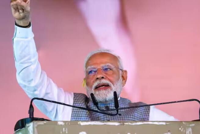 ਇਟਲੀ 'ਚ G-7 ਸੰਮੇਲਨ ਦੌਰਾਨ ਪ੍ਰਧਾਨ ਮੰਤਰੀ ਨਰਿੰਦਰ ਮੋਦੀ ਅਤੇ ਉਨ੍ਹਾਂ ਦੀ ਇਟਲੀ ਦੇ ਹਮਰੁਤਬਾ ਜਾਰਜੀਆ ਮੇਲੋਨੀ ਦੀ ਸੈਲਫੀ ਕਲਿੱਕ ਸੋਸ਼ਲ ਮੀਡੀਆ 'ਤੇ ਵਾਇਰਲ ਹੋ ਗਈ। ਮੇਲੋਨੀ ਦੁਆਰਾ ਲਈ ਗਈ ਤਸਵੀਰ ਵਿੱਚ ਦੋਵੇਂ ਨੇਤਾ ਮੁਸਕਰਾਉਂਦੇ ਹੋਏ ਨਜ਼ਰ ਆ ਰਹੇ ਸਨ। ਇਸ ਦੌਰਾਨ ਮੇਲੋਨੀ ਨੇ ਨਮਸਤੇ ਕਹਿ ਕੇ ਪੀਐਮ ਮੋਦੀ ਦਾ ਸਵਾਗਤ ਕੀਤਾ। ਪ੍ਰਧਾਨ ਮੰਤਰੀ ਆਵਾਸ 7 ਲੋਕ ਕਲਿਆਣ ਮਾਰਗ 'ਤੇ ਅਮਰੀਕੀ ਰਾਸ਼ਟਰਪਤੀ ਜੋਅ ਬਿਡੇਨ ਦੀ ਮੇਜ਼ਬਾਨੀ ਕਰਦੇ ਪ੍ਰਧਾਨ ਮੰਤਰੀ ਮੋਦੀ ਦੀਆਂ ਤਸਵੀਰਾਂ ਨੇ ਕਾਫੀ ਸੁਰਖੀਆਂ ਬਟੋਰੀਆਂ ਸਨ। ਬਿਡੇਨ ਪਿਛਲੇ ਸਾਲ ਸਤੰਬਰ 'ਚ ਹੋਏ ਜੀ-20 ਸੰਮੇਲਨ 'ਚ ਹਿੱਸਾ ਲੈਣ ਲਈ ਭਾਰਤ ਆਏ ਸਨ। ਇਸ ਦੌਰਾਨ ਦੋਵਾਂ ਨੇਤਾਵਾਂ ਨੇ ਖੇਤਰੀ ਅਤੇ ਗਲੋਬਲ ਮੁੱਦਿਆਂ 'ਤੇ ਵਿਚਾਰ ਵਟਾਂਦਰਾ ਕੀਤਾ ਸੀ।