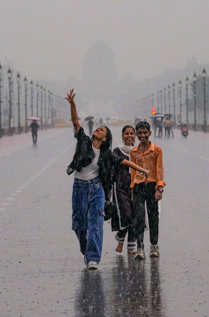 दिल्ली में एकबार फिर झामाझम बारिश देखी जा सकती है. मौसम विभाग ने मंगलवार (17 सितंबर) को दिल्ली में बादल छाए रहने के साथ हल्की बारिश का अनुमान जताया है.