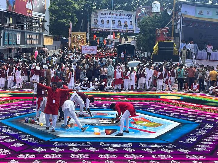 विविध रंगानी सजलेल्या या रंगोलीसाठी तब्बल 300 किलो रांगोळीचा वापर करण्यात आला आहे. तर, 250 रंगोली कलाकारांनी यामध्ये सहभाग घेतला होता