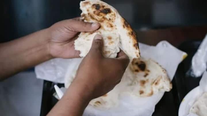 বাসি রুটি টুকরো করে মিক্সার মেশিনে গুঁড়ো করে নিন। তাতে মেশান পরিমাণ মতো গাজর, পেঁয়াজ, ধনে পাতা, নুন, লঙ্কা এবং আলু সেদ্ধ। এরপর কাটলেটের আকার গড়ে নিন। কড়াই তেল দিয়ে ভেজে নিলেই তৈরি রুটির কাটলেট।