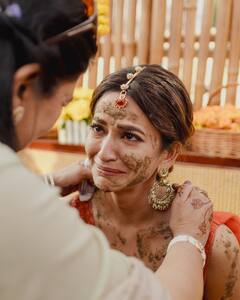 मां को देख छलके कृति खरबंदा के आंसू, खूब नाचे पुलकित सम्राट... ऋचा चड्ढा ने कपल की हल्दी से शेयर की अनदेखी तस्वीरें