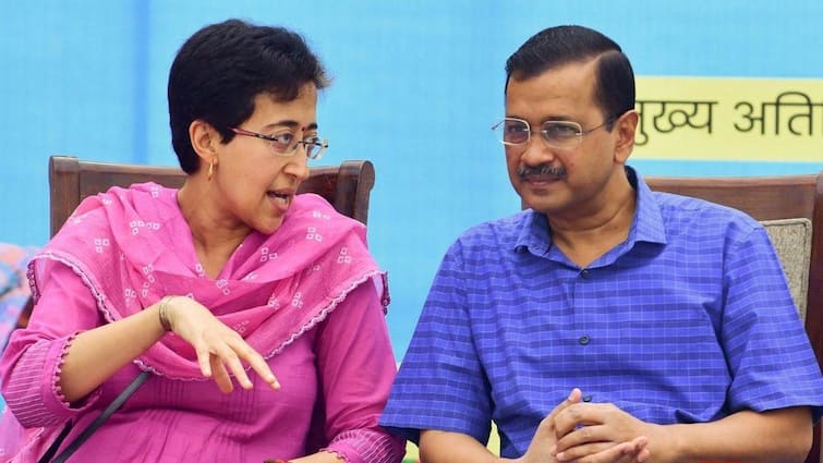 Arvind Kejriwal Resigns as Delhi CM Atishi Marlena to stake claim to form government டெல்லியில் புது இன்னிங்ஸ்.. முதலமைச்சர் பதவியை ராஜினாமா செய்த அரவிந்த் கெஜ்ரிவால்!