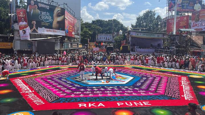 पुण्यातील विसर्जन मिरवणूक मार्गावर राष्ट्रीय कला अकादमीच्या अनुयायांनी आपली रांगोळी कला सादर केली आहे. या रांगोळी कलाकारीतून त्यांनी सामाजिक संदेश देण्याचा प्रयत्न केलाय.