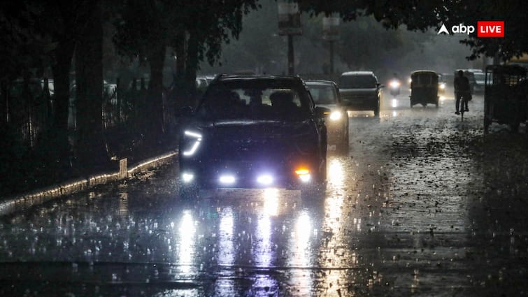 Delhi Weather Heavy rain in many parts in Tuesday evening दिल्ली में बदला मौसम का मिजाज, भारी बारिश से गिरा राजधानी का पारा