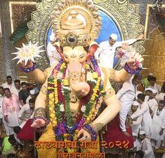 ट्रॉली हलली, बाप्पा चालले, क्षणात डोळे टचकन ओले; लालबागचा राजा गावी निघाला, पाहा भावूक करणारे Photo