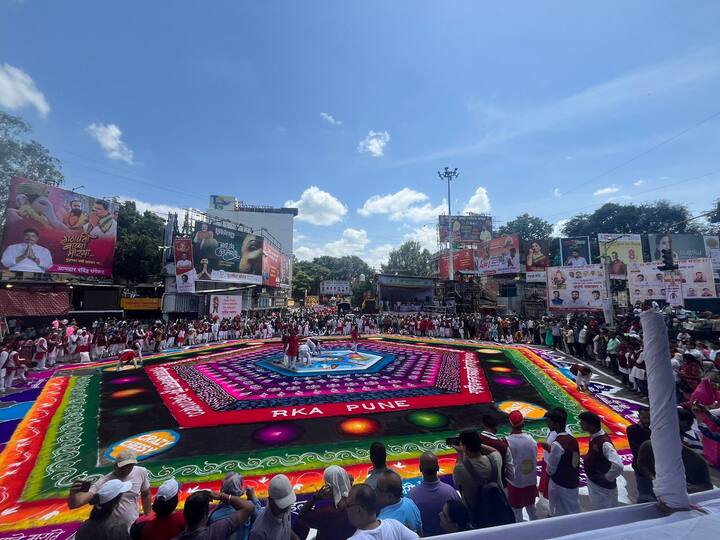 गेल्या 25 वर्षापासून पुणे शहरातील राष्ट्रीय कला अकादमी ही विसर्जन मिरवणूक मार्गावर विविध सामाजिक विषयावर आधारित रांगोळ्या साकारून प्रबोधनाचे काम करीत आहे