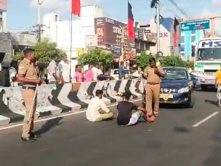 karur news drinkers atrocity traffic jam police take action - TNN தலைக்கேறிய போதை... நடுரோட்டில் 2 இளைஞர்கள் செய்த செயலால் பரபரப்பான கரூர்