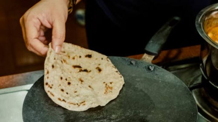 অনেকে আবার বাসি রুটি তেল বা ঘি দিয়ে ভেজে পরের দিন সকালে খেয়ে নেন। তবে বাসি রুটি ফেলে না দিয়ে আরও বেশ কিছু খাবার বানিয়ে নেওয়া যায়। তাতে ব্রেকফাস্টের বিকল্পও বাড়ে। কী তৈরি করবেন বাসি রুটি দিয়ে?