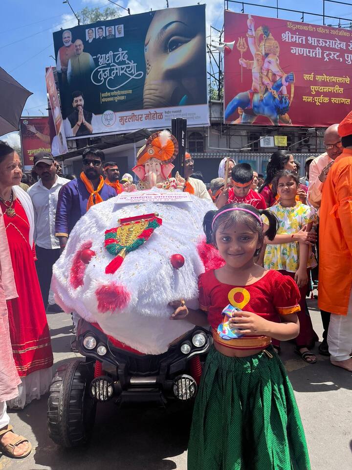 मुंबई, पुण्यात सर्वच मानाच्या गगणपीत बाप्पांची विसर्जन मिरवणूक निघाली आहे. या विसर्जन मिरवणुकीत ढोल-ताशा आणि पारंपरिक वाद्यांची पर्वणी पाहायला मिळत आहे.