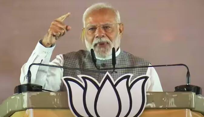 વડાપ્રધાન મોદીના જન્મદિવસ પર અમે તમને તેમની સાથે જોડાયેલી કેટલીક એવી ઐતિહાસિક ક્ષણો વિશે જણાવીશું જે અવિસ્મરણીય છે. તેમની રાજકીય સફરની સૌથી મહત્વપૂર્ણ ક્ષણ ત્યારે આવી જ્યારે તેમણે 2024માં ત્રીજી વખત પીએમ પદ સંભાળ્યું. તેમના નેતૃત્વમાં ભારતીય જનતા પાર્ટીએ નિર્ણાયક જનાદેશ હાંસલ કર્યો હતો. પીએમ મોદી પહેલા એવા બિન-કોંગ્રેસી નેતા છે જે નેહરુ પછી સતત ત્રીજી વખત વડાપ્રધાન બન્યા છે. રસપ્રદ વાત એ છે કે, 1962 પછી પહેલીવાર કોઈ સરકાર તેની બે ટર્મ પૂરી કરીને ત્રીજી વખત સત્તામાં પરત આવી છે.