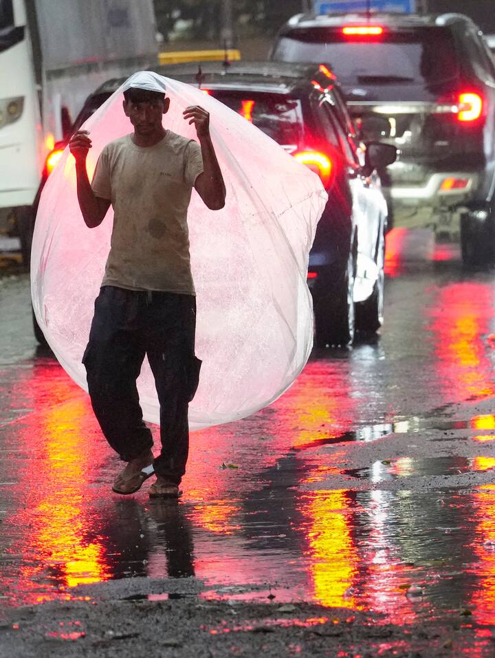 इस दौरान 20 से 30 किलोमीटर प्रति घंटे की रफ्तार से हवाएं भी चल सकती हैं. जबकि, 19 सितंबर को दिल्ली के साथ एनसीआर के इलाकों में छिटपुट फुहारें पड़ सकती हैं.