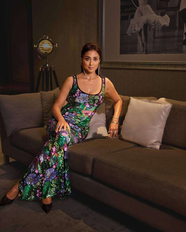 అడపాదడపా సినిమాలు చేస్తూ ఆకట్టుకుంటున్నది. Photo Credit: Shriya Saran/Instagram