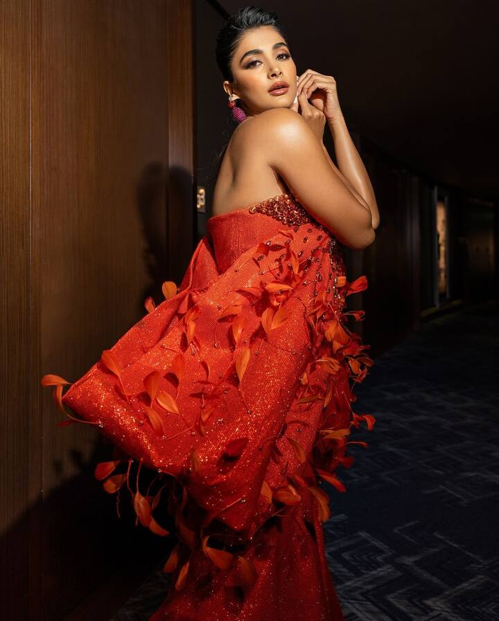 Pooja kept the rest of her look simple, pairing the gown with magenta drop earrings from Kazhal Jewels.