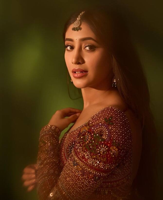 ટીવી અભિનેત્રી શિવાંગી જોશી તેના લેટેસ્ટ ફોટોશૂટને લઈ ચર્ચામાં છે. અભિનેત્રીએ સ્ટાઈલિશ લહેંગા લૂકમાં ફોટોશૂટ કરાવ્યું છે.