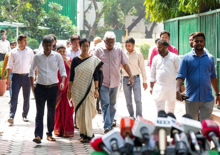 जानकारी के मुताबिक, मौजूदा समय में जिस आवास में पूर्व डिप्टी सीएम मनीष सिसोदिया रहते हैं, वह आतिशी के नाम पर है. वह जब जेल में बंद थे, तब वह उनका बचाव करती रहीं.