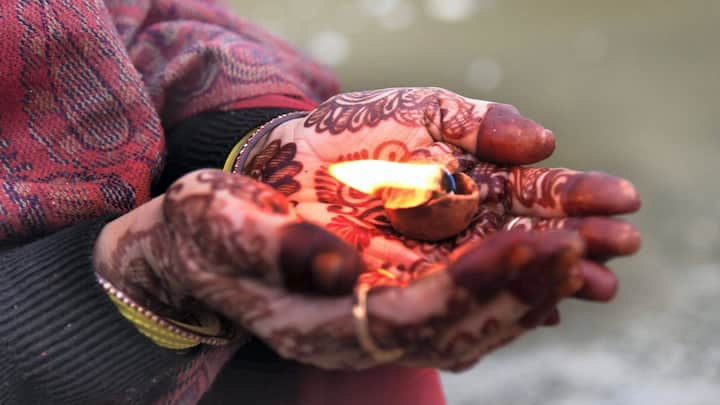 বিশ্বাস করা হয় এই অমাবস্যা ঠিকঠাক ভাবে পালন করলে পূর্বপুরুষরা প্রেত যোনি থেকে মুক্তি পান। তাই উত্তর পুরুষদের আশীর্বাদ করেন। যা সুখে জীবন কাটানোর জন্য অত্যন্ত দরকারী।(ছবি সৌজন্য-পিটিআই)