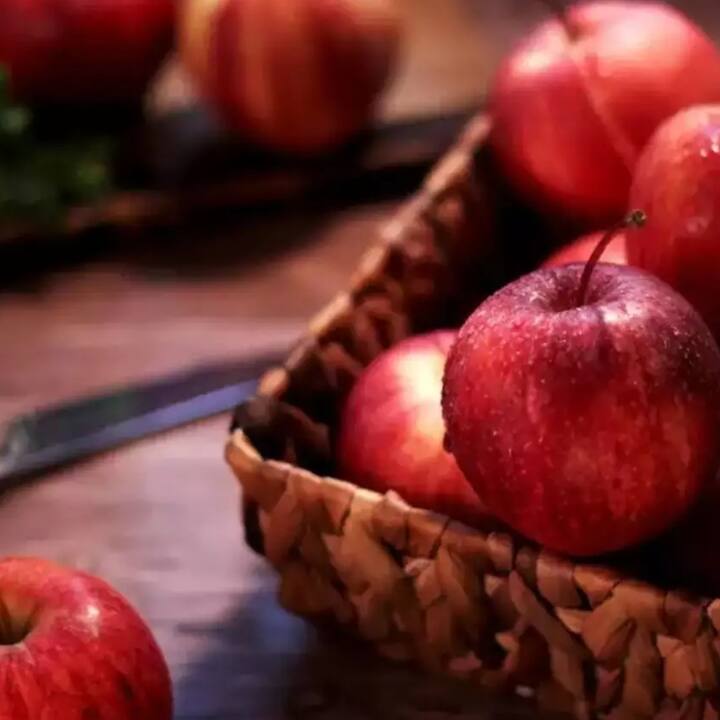 ਜਿੱਥੇ ਸੇਬ ਖਾਣ ਨਾਲ ਸਿਹਤ ਨੂੰ ਫਾਇਦੇ ਪਹੁੰਚਦੇ ਹਨ ਉੱਥੇ ਹੀ ਇਸ ਨਾਲ ਨੁਕਸਾਨ ਵੀ ਹੋ ਸਕਦਾ ਹੇ।