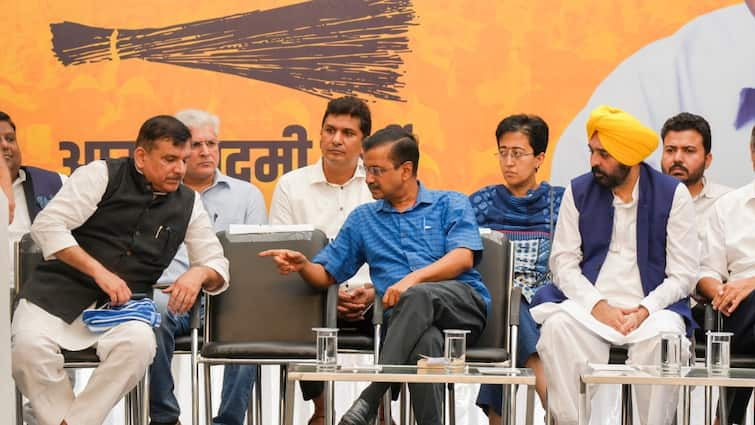 Arvind Kejriwal to quit Delhi CM Today, AAP MLAs Pick New Leader Submit Resignation To LG Arvind Kejriwal To Quit As Delhi CM Today, AAP MLAs To Pick New Leader