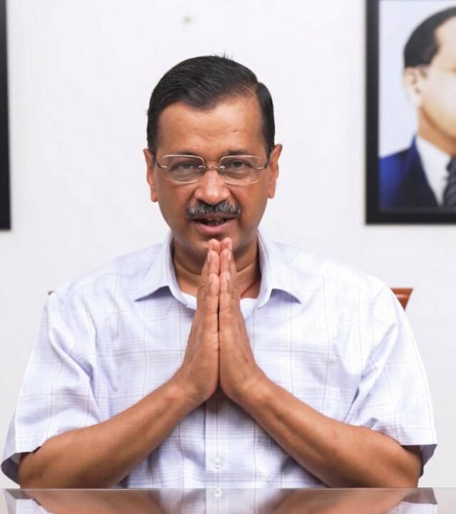 अरविंद केजरीवाल को मुख्यमंत्री के तौर पर हर महीने 1 लाख 25 हजार रुपए सैलरी मिलती है. इस सैलरी में निर्वाचन क्षेत्र भत्ता 30,000 रुपए, सेक्रीटेरियल असिस्टेंस 25,000 रुपए और सप्लीमेंट्री अलाउंस 10,000 रुपए शामिल हैं. इसके अलावा सरकारी बंगला, गाड़ी, ड्राइवर, नौकर-चाकर जैसे कई अन्य सुविधा भी मिली हुई हैं.