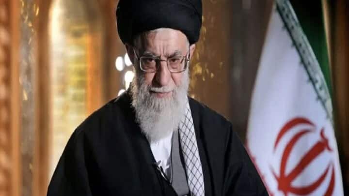 खामनेई ने बीते रोज 16 सितंबर को पैगंबर मोहम्मद की जयंती पर जहर उगला, जिसका भारत ने भी करारा जवाब दिया. भारतीय विदेश मंत्रालय ने ईरानी नेता से कहा कि भारतीय मुसलमान पर बोलने से पहले उन्हें खुद के गिरेबान में झांक कर देख लेना चाहिए. वहीं इजराइल भी भारत के समर्थन में आ गया और ईरानी नेता को अपने ही लोगों का हत्यारा बता दिया.