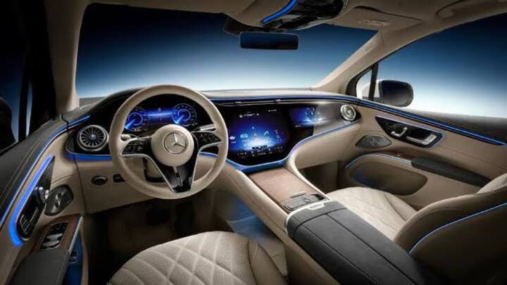 வெளிப்புறத்தில், EQS SUV ஆனது, முன்பக்க பம்பரின் கீழ் பகுதியில் நீட்டிக்கப்படும் ஒரு பிளாங்க்ட்-ஆஃப் பிளாக் பேனல் கிரில்லைப் பெறுகிறது. மூக்குப் பகுதியில் இயங்கும் லைட் பார் மூலம் இணைக்கப்பட்ட LED ஹெட்லேம்ப்களால் வழங்கப்பட்டுள்ளது. மேபேக் எடிஷனின் குரோம்-லேடன் ஃபேசியா ஸ்டேண்டர்ட் EQS SUV இல் டோன் செய்யப்பட்டுள்ளது.