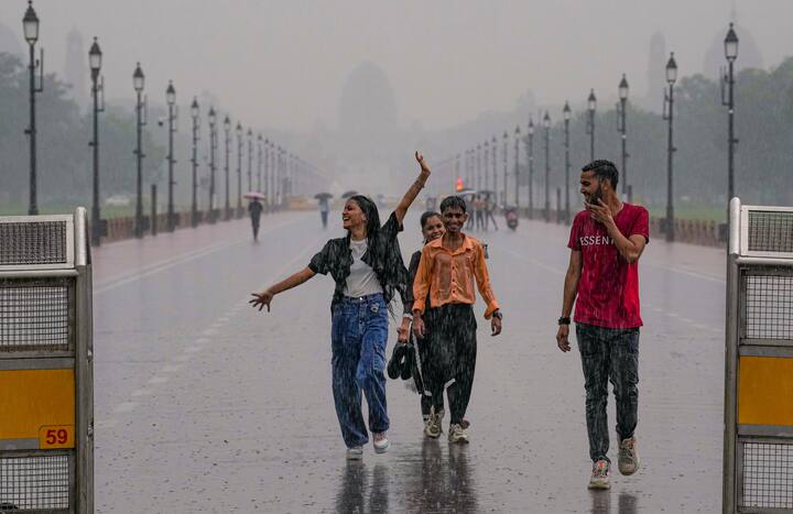 मौसम विभाग की मानें तो 17 से लेकर 19 सितंबर तक दिल्ली में अधिकतम तापमान 32 से 34 डिग्री सेल्सियस के बीच रिकॉर्ड किया जा सकता है. 20 से लेकर 22 तक सितंबर तक अधिकतम तापमान 34 से 35 डिग्री सेल्सियस के बीच रह सकता है.