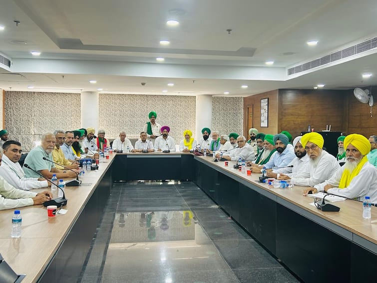 Samyukta Kisan Morcha holds national coordination committee meeting in Chandigarh ਕਿਸਾਨਾਂ ਨੇ ਦਿੱਲੀ ਮੋਰਚੇ ਲਈ ਬਣਾਈ ਨਵੀਂ ਰਣਨੀਤੀ, ਮੁੜ ਸੰਘਰਸ਼ ਸ਼ੁਰੁ ਕਰਨ ਦਾ ਹੋਵੇਗਾ ਐਲਾਨ!