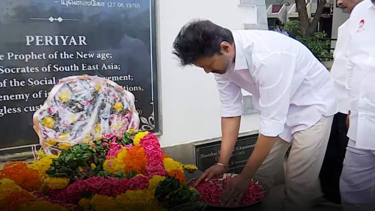 Tamilaga Vettri Kazhagam leader Vijay pays floral tribute to Periyar EV Ramasamy in Periyar thidal ஆஹா! பெரியார் திடலில் தவெக தலைவர்.. ஒரே விசிட்டில் செய்தி சொன்ன விஜய்!