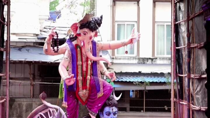 लालबाग सार्वजनिक गणेशोत्सव मंडळ म्हणजेच, गणेशगल्लीचा गणपती विसर्जनासाठी मार्गस्थ झाला आहे.