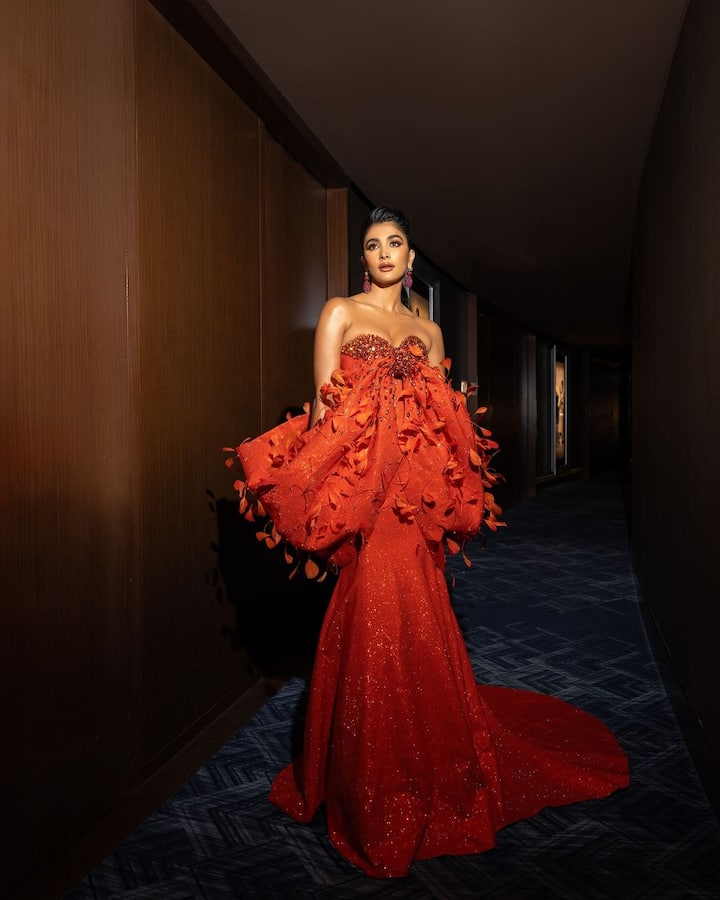 Her makeup was perfect with coral lips, kohl-lined eyes, and a subtle touch of bronzer and blush.