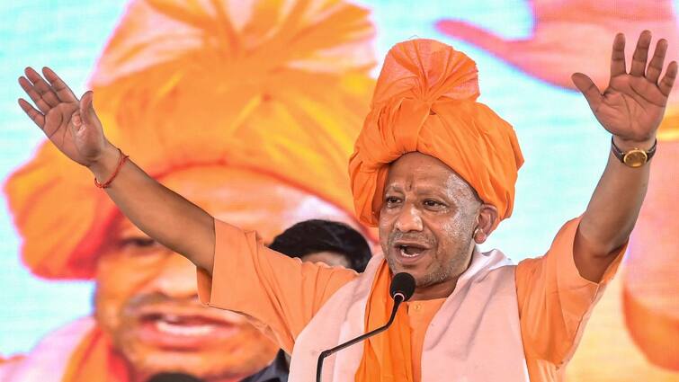 CM Yogi Adityanath slogan of Batenge to Katenge poster in mumbai various part सीएम योगी का महाराष्ट्र तक जलवा! इस नारे की सुनाई दी गूंज, पीएम मोदी भी दोहरा चुके ये बात