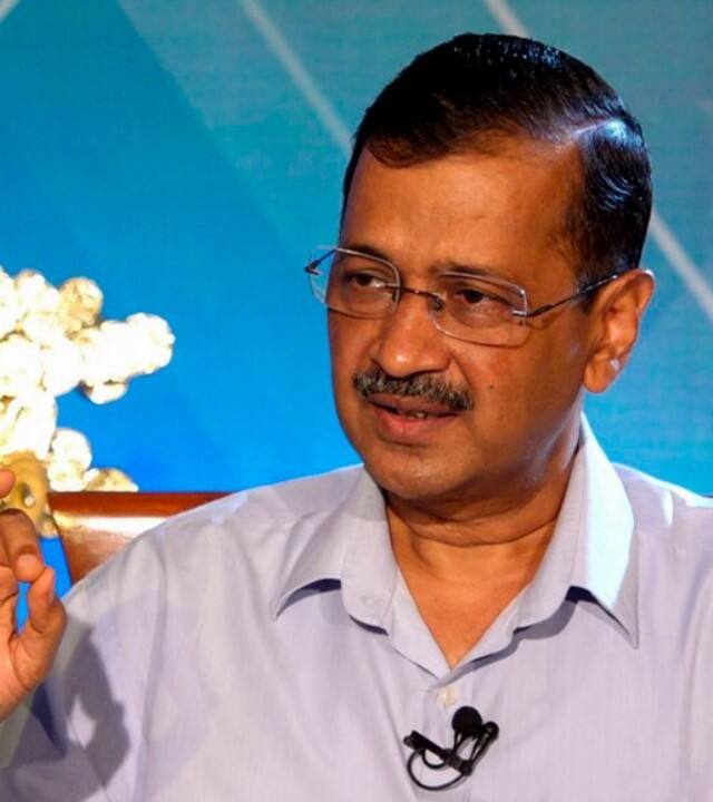 दिल्ली में एमएलए को हर महीने कुल 90 हजार तनख्वा मिलती है. जिसमें 25 हजार निर्वाचन क्षेत्र भत्ता, 15 हजार सेक्रीटेरियट अलाउंस, 10 हजार कनवेंस अलाउंस और 10 हजार की टेलफोन सुविधाएं शामिल हैं. इसके अलावा ऑफिस के लिए लैपटॉप, कंप्यूटर, मोबाइल फोन जैसी चीजें खरीदने के लिए एकमुश्त एक लाख रुपये मिलते हैं.