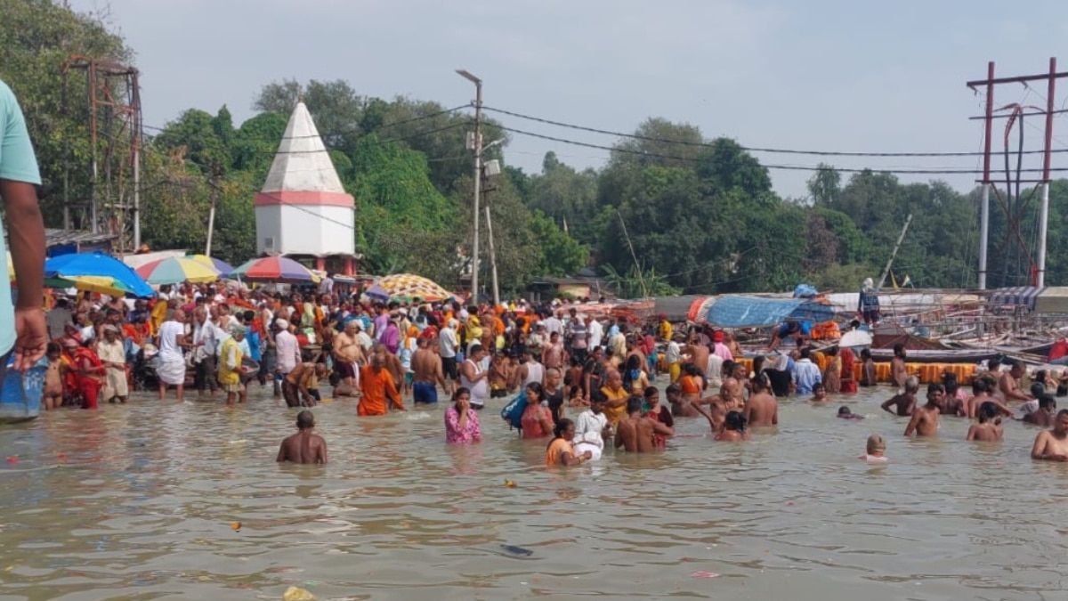 Prayagraj में सड़कों तक पहुंचा गंगा का पानी, रोड पर ही आस्था की डुबकी लगाने को मजबूर लोग