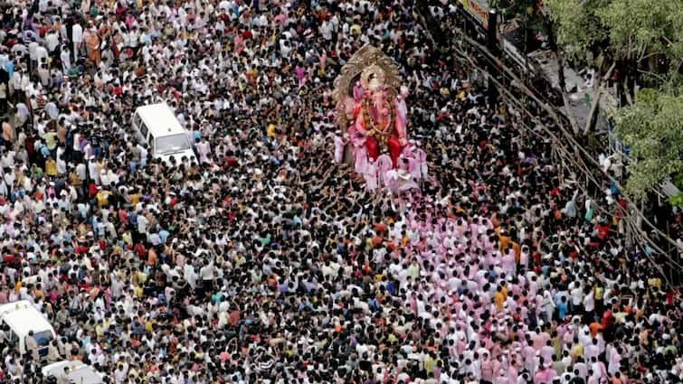 Parking and travelling arrangements in place for Ganesh Visarjan procession know the two wheeler four wheeler parking facility and metro time Pune Ganesh Visarjan: पुण्यात गणपती विसर्जनासाठी येताय? तर मग जाणून घ्या दुचाकी, चारचाकी पार्किंगची सोय कुठे अन् मेट्रोचं काय?