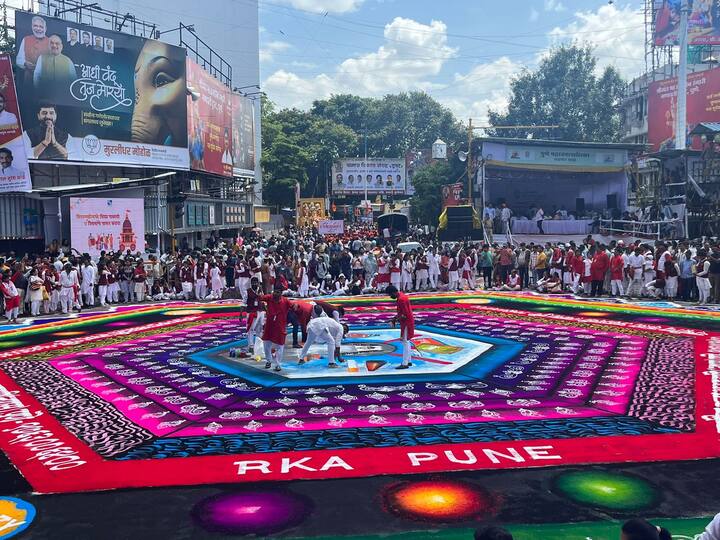 पुण्यातील अलका टॉकीज चौकात ही भव्य दिव्य रांगोळी साकारण्यात आली असून 100 फूट लांब आकाराची ही रंगोली काढण्यात आली आहे आहे.