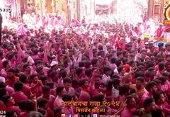 PHOTO: पालखी निघाली राजाची, गणेश नगरात गर्दी भाविकांची; 'लालबागचा राजा' थाटात विसर्जनासाठी मार्गस्थ