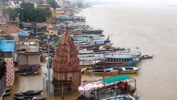 Varanasi Prayagraj Ganga Yamuna river flood in low lying areas people forced to migrate वाराणसी-प्रयागराज में गंगा-यमुना का रौद्र रूप, निचले इलाकों बाढ़ से बुरा हाल, पलायन को मजबूर हजारों लोग