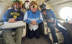 एमएस धोनी का फनी लुक हुआ वायरल, अमेरिकी फुटबॉल का लिया भरपूर मजा