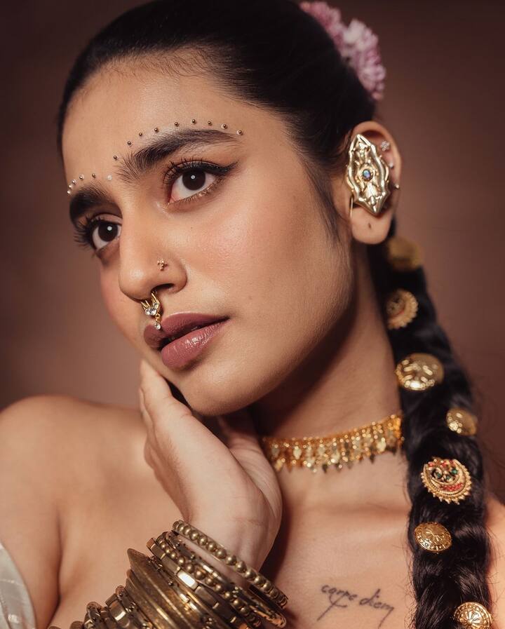 సినిమాల్లో కన్నా సోషల్ మీడియాలో యాక్టివ్ గా ఉండే ప్రియా ప్రకాష్ వారియర్ ఎప్పటికప్పుడు ఫొటోస్ షేర్ చేస్తుంటుంది. లేటెస్ట్ గా శారీ కట్టిన ఫొటోస్ పోస్ట్ చేసిన ప్రియా..అందాల ప్రదర్శనమలో మాత్రం తగ్గేదేలే అన్నట్టుంది