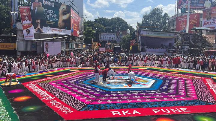 गुलालांची उधळण आणि फुलांच्या पायघड्या घालून गणपती बाप्पांचे चौकाचौकात स्वागत केलं जातंय, या स्वागतासाठी तरुणाईचा उत्साह शिगेला पोहोचल्याचे दिसून येते.