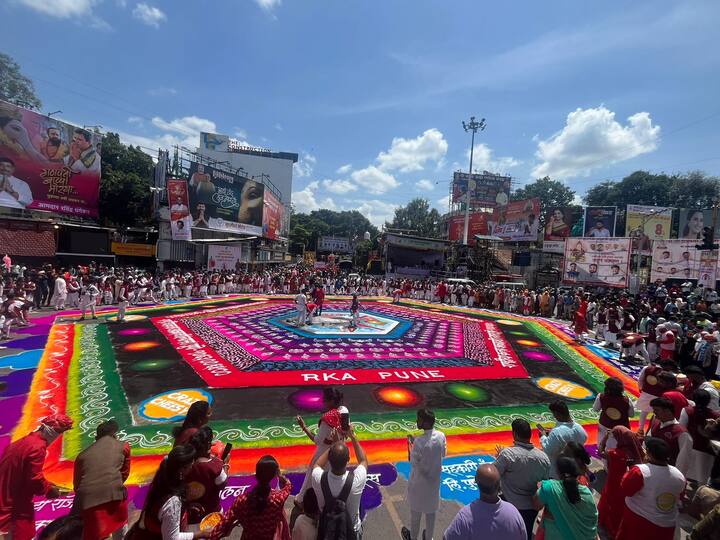 गणेशभक्तांनी आज सुट्टी घेऊन गणेश विसर्जन मिरवणुकीत सहभाग घेतला आहे, गणपती बाप्पा मोरया... पुढच्या वर्षी लवकर या.. अशा घोषणांनी परिसर दणाणून गेला आहे.