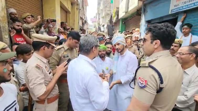 Eid Milad Un Nabi UP police stopped Miladunnabi procession Muslim People anger then SDM and CO reached ann Eid Milad Un Nabi: ईद मिलादुन्नबी का जुलूस पुलिस ने रोका तो लोगों में आक्रोश बढ़ा, पहुंचे SDM और CO