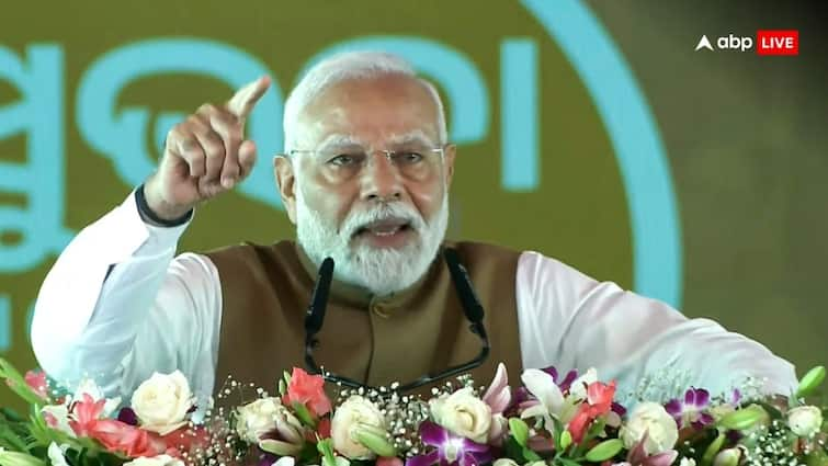 PM Modi Slams Congress Over Ganesh Pujan With CJI DY Chandrachud compares With Britishers गणेश चतुर्थी की पूजा के लिए CJI के घर गए थे पीएम मोदी, बवाल मचा तो अब खुद दे दिया जवाब