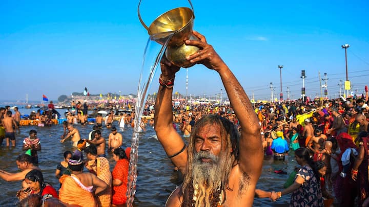 আশ্বিন অমাবস্যা সঠিক নিয়ম মেনে পালন করলে ইশ্বরের অনুগ্রহ পাওয়া যায়। সৌভাগ্য ও সুখশান্তি বজায় থাকে জীবনে।(ছবি সৌজন্য-পিটিআই)