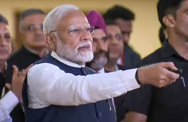 ਪ੍ਰਧਾਨ ਮੰਤਰੀ ਨਰਿੰਦਰ ਮੋਦੀ ਨੇ 2023 ਵਿੱਚ ਕਰਨਾਟਕ ਦੇ ਬੈਂਗਲੁਰੂ ਵਿੱਚ ਹਿੰਦੁਸਤਾਨ ਏਅਰੋਨੌਟਿਕਸ ਲਿਮਟਿਡ ਸਾਈਟ ਦੇ ਦੌਰੇ ਦੌਰਾਨ ਇੱਕ ਤੇਜਸ ਜਹਾਜ਼ ਵਿੱਚ ਅਸਮਾਨ ਵਿੱਚ ਉਡਾਣ ਭਰੀ ਸੀ, ਜਿਸ ਦੀਆਂ ਤਸਵੀਰਾਂ ਨੇ ਸੋਸ਼ਲ ਮੀਡੀਆ 'ਤੇ ਹਲਚਲ ਮਚਾ ਦਿੱਤੀ ਸੀ। ਇਸ ਦੌਰਾਨ ਪੀਐਮ ਨੇ ਕਿਹਾ ਸੀ ਕਿ ਤੇਜਸ ਵਿੱਚ ਉਡਾਣ ਭਰਨਾ ਇੱਕ ਸ਼ਾਨਦਾਰ ਅਨੁਭਵ ਸੀ। ਇਸ ਉਡਾਣ ਨੇ ਦੇਸ਼ ਦੀਆਂ ਸਵਦੇਸ਼ੀ ਸਮਰੱਥਾਵਾਂ ਵਿੱਚ ਉਸਦਾ ਵਿਸ਼ਵਾਸ ਹੋਰ ਵਧਾ ਦਿੱਤਾ। ਉਨ੍ਹਾਂ ਕਿਹਾ ਕਿ ਉਹ ਮਾਣ ਨਾਲ ਕਹਿ ਸਕਦੇ ਹਨ ਕਿ ਸਾਡੀ ਮਿਹਨਤ ਅਤੇ ਲਗਨ ਸਦਕਾ ਅਸੀਂ ਆਤਮ-ਨਿਰਭਰਤਾ ਦੇ ਖੇਤਰ ਵਿੱਚ ਕਿਸੇ ਤੋਂ ਵੀ ਘੱਟ ਨਹੀਂ ਹਾਂ।